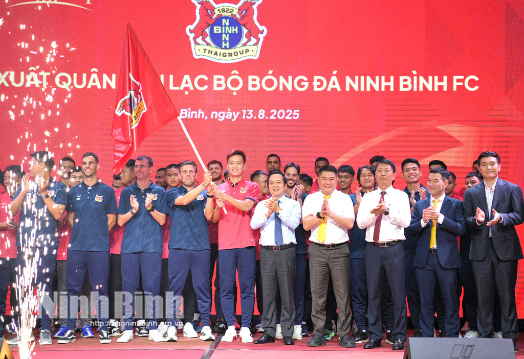 Các đồng chí lãnh đạo tỉnh, Ban Lãnh đạo và Câu lạc bộ bóng đá Ninh Bình thực hiện nghi thức xuất quân.