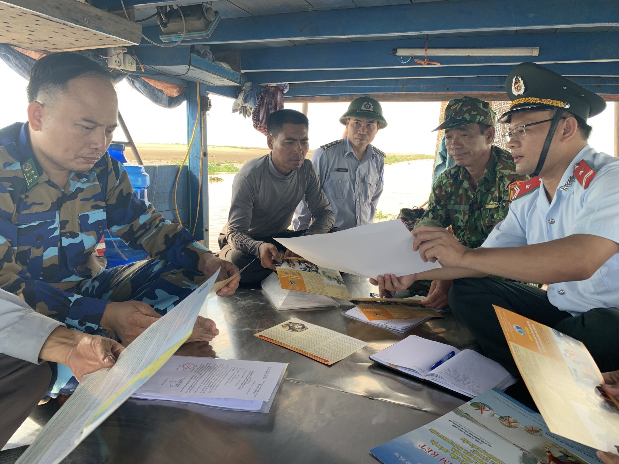 Lực lượng chức năng của tỉnh tuyên truyền, vận động, nâng cao nhận thức cho các chủ tàu cá xã Kim Đông về pháp luật trong lĩnh vực thủy sản.