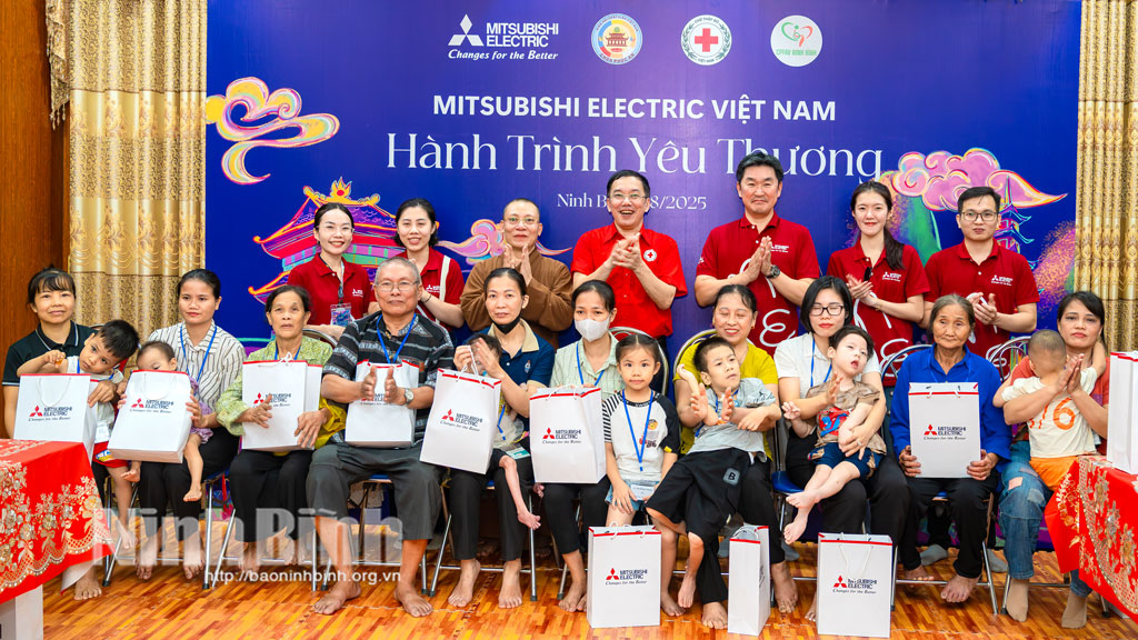 Ông Bùi Trọng Kỳ, Chủ tịch Hội Chữ thập đỏ tỉnh Ninh Bình cùng đại diện Công ty Mitsubishi Electric Việt Nam trao quà cho các trẻ em và gia đình khó khăn có con bị bại não tại Chùa Phúc An.