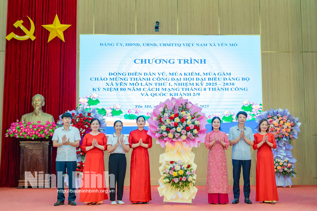 Lãnh đạo xã Yên Mô tặng hoa chúc mừng chương trình.