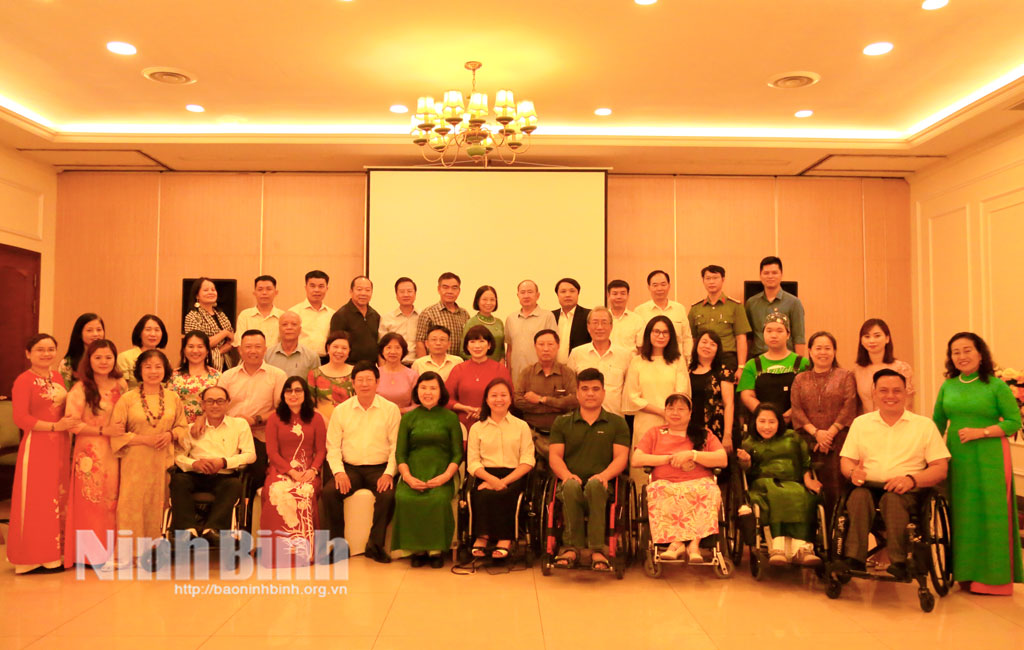 Các đại biểu chụp ảnh lưu niệm cùng đại diện các tổ chức hội thành viên.