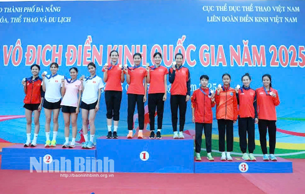 Các VĐV giành HCV nội dung 4x800m tiếp sức nữ.