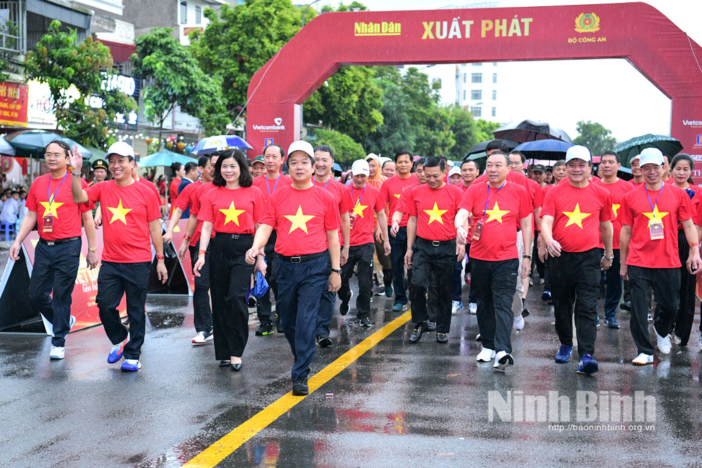 Đồng chí Phạm Quang Ngọc, Phó Bí thư Tỉnh ủy, Chủ tịch UBND tỉnh và các đại biểu tham gia đi bộ hưởng ứng chương trình.