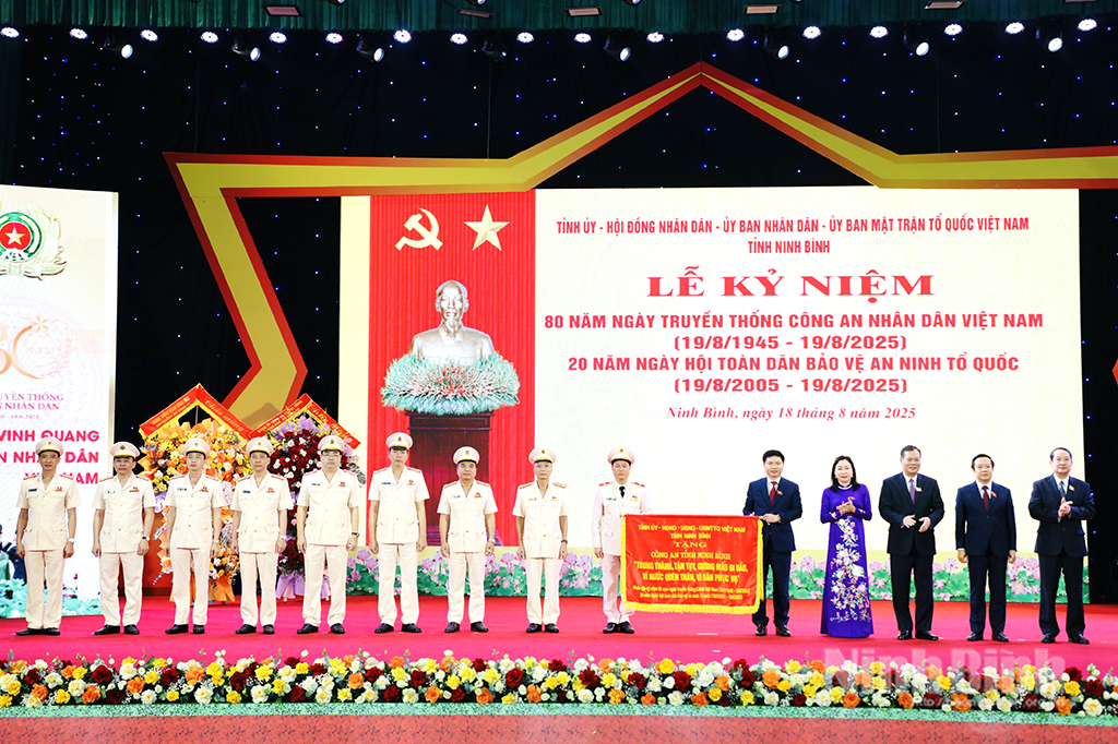 Đồng chí Trương Quốc Huy, Bí thư Tỉnh ủy, Trưởng đoàn ĐBQH tỉnh và các đồng chí lãnh đạo tỉnh trao tặng bức trướng của Tỉnh ủy, HĐND, UBND, Ủy ban MTTQ Việt Nam tỉnh Ninh Bình cho Lực lượng Công an tỉnh. Bức trướng mang dòng chữ: “Trung thành, tận tụy, gương mẫu đi đầu, vì nước quên thân, vì dân phục vụ”.