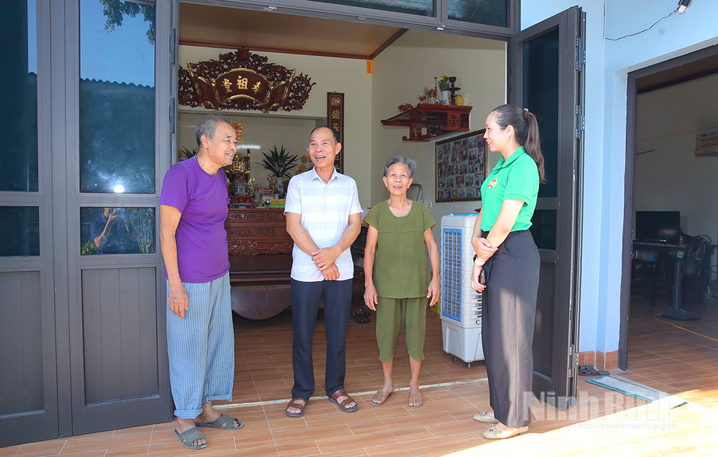Hộ gia đình ông Nguyễn Văn Khoa (ngoài cùng bên trái), thôn Cao Cát, xã Bình Mỹ phấn khởi trong ngôi nhà mới được tu sửa. Ảnh: ANh Tuấn