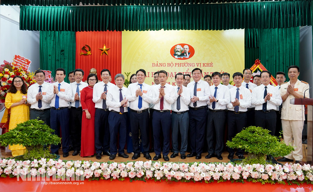Các đại biểu chụp ảnh lưu niệm cùng Ban Chấp hành Đảng bộ phường Vị Khê khóa I, nhiệm kỳ 2025-2030.