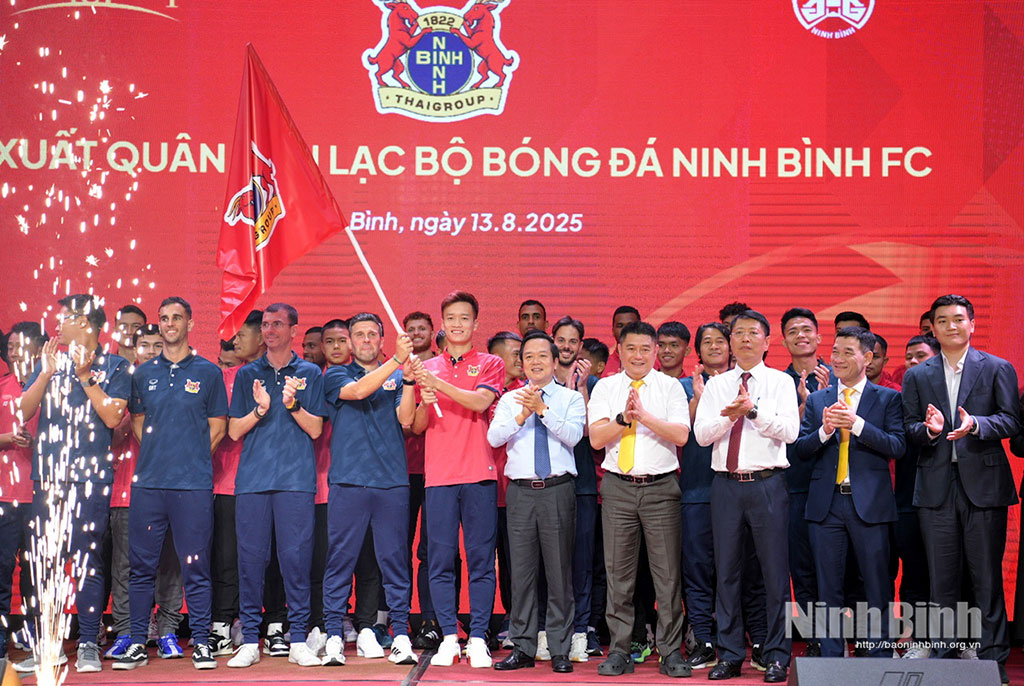 Các đồng chí lãnh đạo tỉnh Ninh Bình chúc mừng, động viên Ninh Bình FC trong buổi lễ xuất quân ngày 13/8.