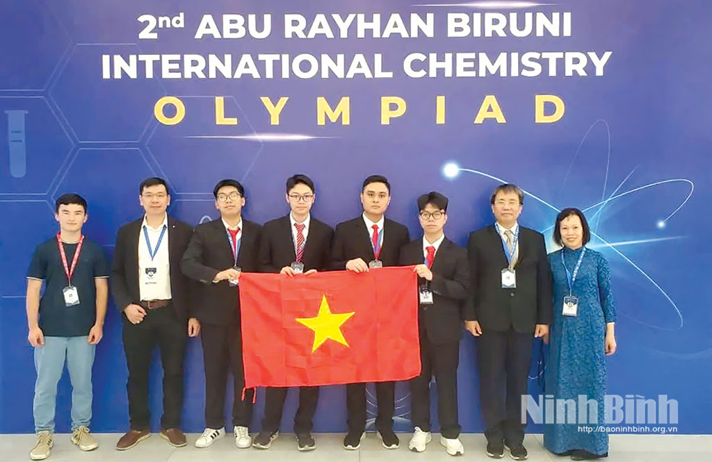 Em Đỗ Trung Kiên, học sinh lớp 12 chuyên Hoá, Trường THPT chuyên Biên Hoà (thứ 4 từ phải sang) giành Huy chương Vàng Hoá học quốc tế 2025 tại Uzbekistan. Ảnh: NVCC