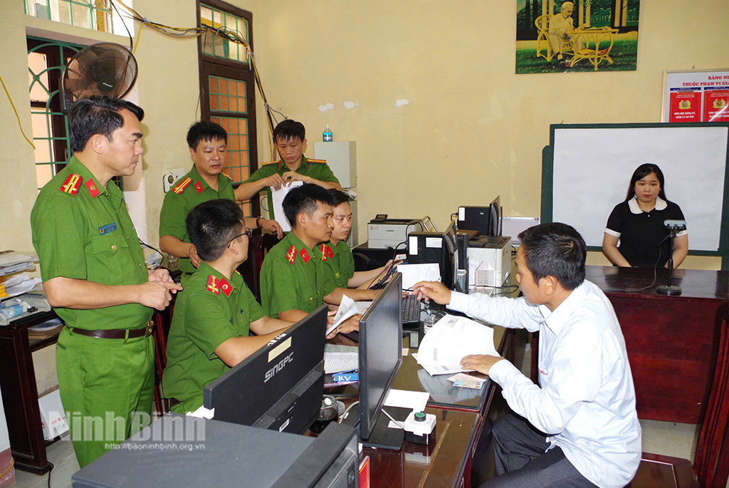Lãnh đạo Phòng Cảnh sát Quản lý hành chính về trật tự xã hội kiểm tra việc cấp đổi Thẻ đảng viên.