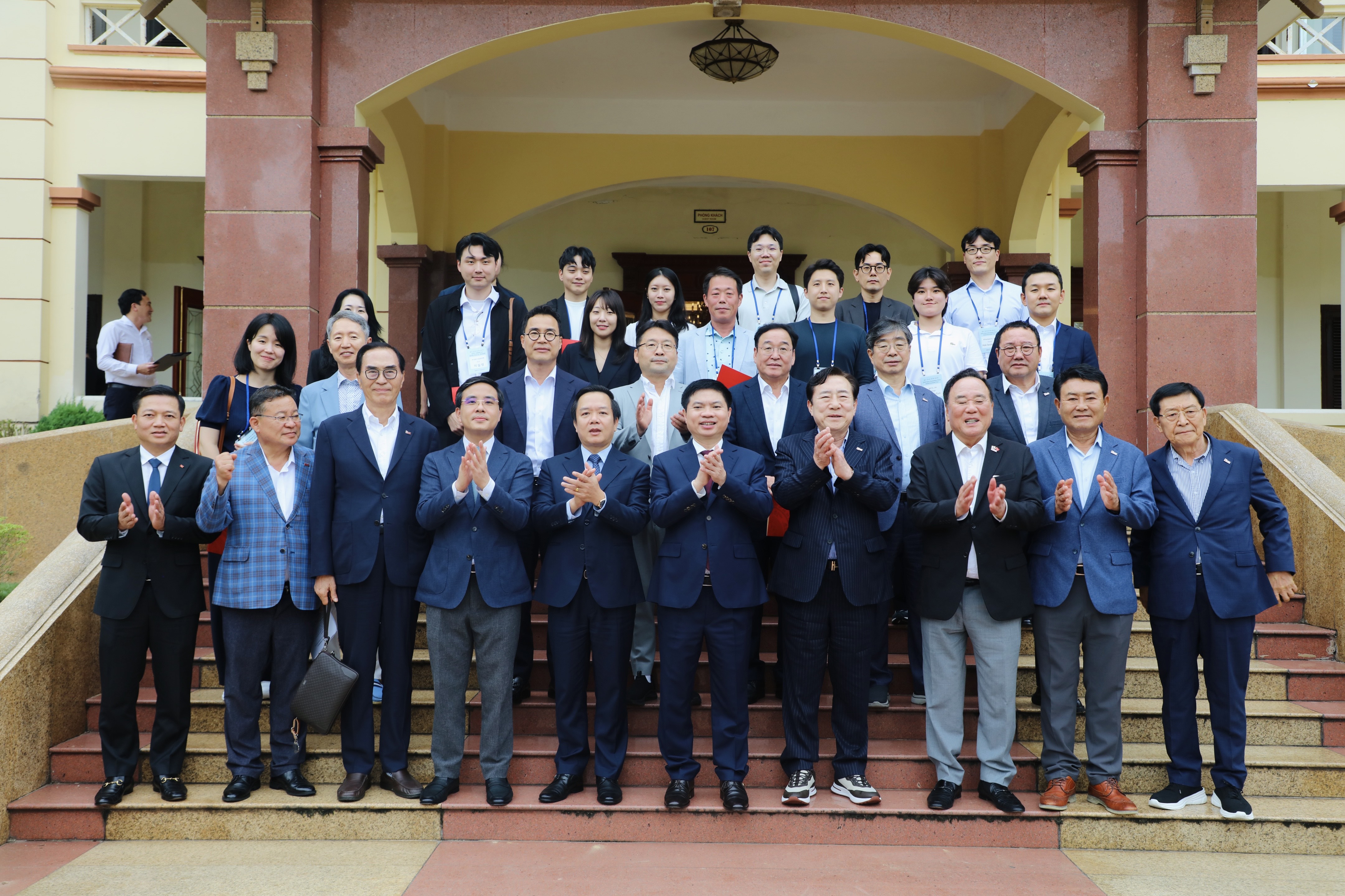 Các đồng chí lãnh đạo tỉnh chụp ảnh lưu niệm với Hiệp hội Doanh nghiệp vừa và nhỏ Hàn Quốc.