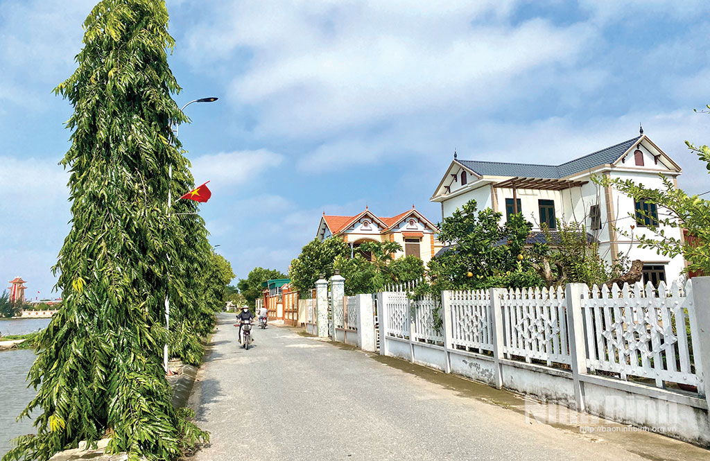 Xây dựng nông thôn mới, nhiều tuyến đường được người dân hiến đất để mở rộng, tạo diện mạo khang trang cho các làng quê.
