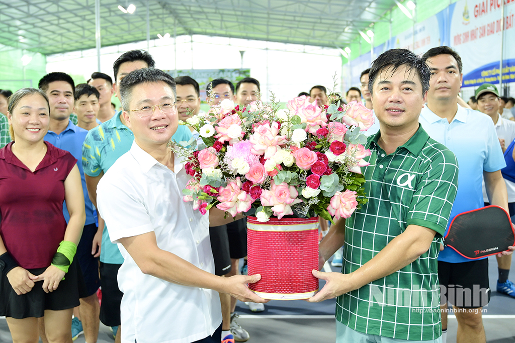 Lãnh đạo Sở Nông Nghiệp và Môi trường tặng hoa cho đại diện các đội tham dự Giải.