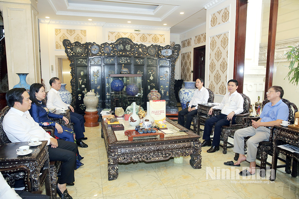 Các đồng chí Thường trực Tỉnh ủy đến thăm, tặng quà đồng chí Đinh Văn Hùng, nguyên Ủy viên Trung ương Đảng, nguyên Bí thư Tỉnh ủy, nguyên Trưởng Đoàn đại biểu Quốc hội tỉnh Ninh Bình.