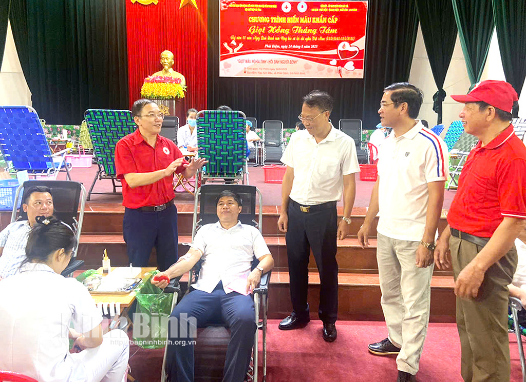 Lãnh đạo Hội Chữ thập đỏ tỉnh Ninh Bình và lãnh đạo các xã động viên các tình nguyện viên hiến máu tình nguyện.