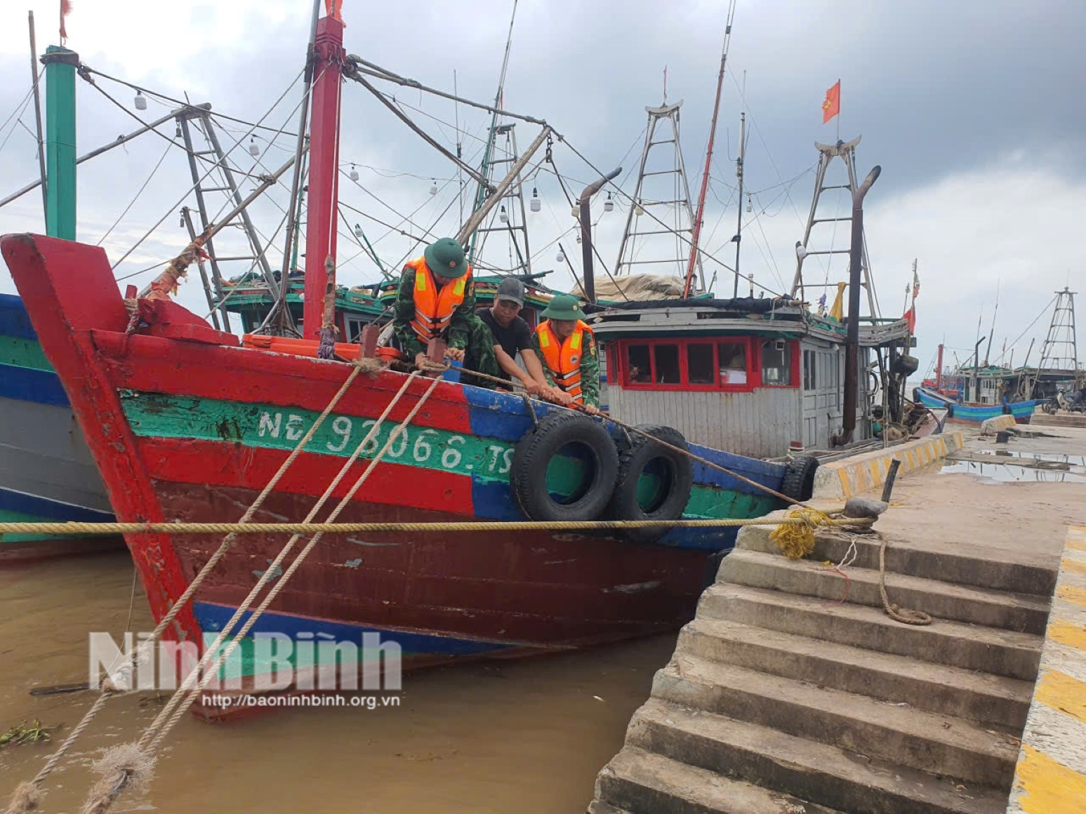 Cán bộ, chiến sĩ Ban Chỉ huy BĐBP tỉnh Ninh Bình hướng dẫn, giúp đỡ ngư dân neo đậu tàu thuyền vào nơi tránh trú bão an toàn.