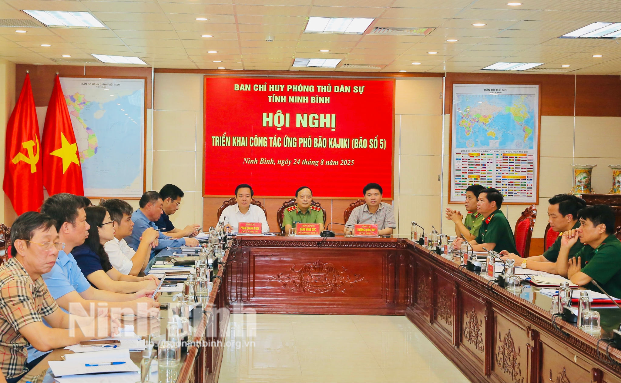 Các đồng chí: Trương Quốc Huy, Bí thư Tỉnh ủy, Trưởng Đoàn đại biểu Quốc hội tỉnh; Trung tướng Đặng Hồng Đức, Thứ trưởng Bộ Công an; Phạm Quang Ngọc, Phó Bí thư Tỉnh ủy, Chủ tịch UBND tỉnh chủ trì hội nghị tại điểm cầu Ninh Bình.