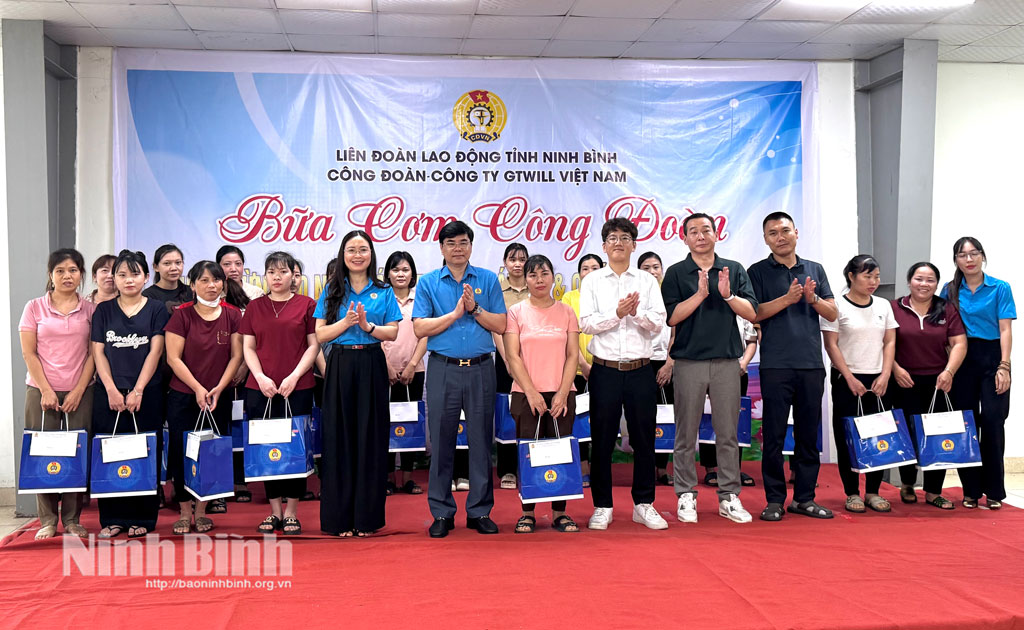 Lãnh đạo LĐLĐ tỉnh tặng quà cho công nhân có hoàn cảnh khó khăn tại Công ty TNHH GTWILL Việt Nam.