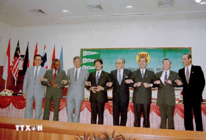 media.vietnamplus.vn-images-7c3ef6dd8e2688539269d4983c3dc988255dfd37f67de1ec2bb3197fe35f911d98d0b137b2058e9bf5c85833e63dfa98ef055ded04d813912661fab9ab31e7b1-_ttxvn-viet-nam-gia-nhap-asean-2707.jpg