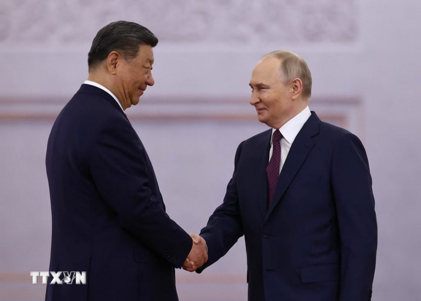 Tổng thống Nga Vladimir Putin (phải) và Chủ tịch Trung Quốc Tập Cận Bình trước hội đàm tại Moskva, ngày 8/5. (Ảnh: REUTERS/TTXVN)