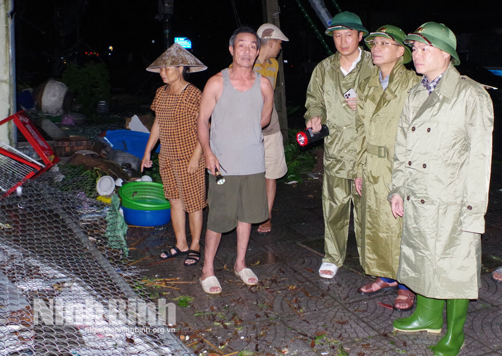 Thiếu tướng Nguyễn Hữu Mạnh, Ủy viên Ban Thường vụ Tỉnh ủy, Giám đốc Công an tỉnh, Phó Trưởng Ban Chỉ huy phòng thủ dân sự tỉnh và Đại tá Kiều Hữu Tuyển, Phó Giám đốc Công an tỉnh chỉ đạo khắc phục hậu quả do giông lốc, mưa lớn gây ra trên địa bàn phường Lý Thường Kiệt