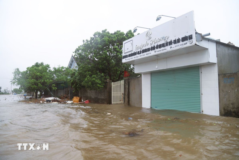 Khu vực dân cư gần cửa biển Lạch Vạn thuộc xã Diễn Châu (tỉnh Nghệ An) bị ngập nặng. (Ảnh: TTXVN)