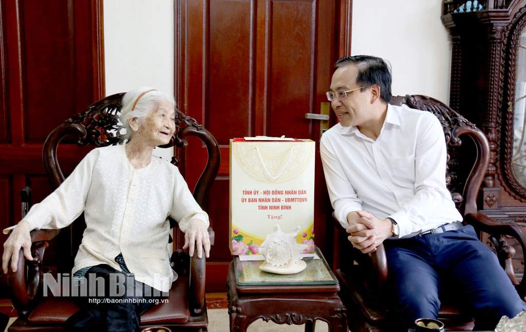 Đồng chí Đặng Thanh Sơn, Ủy viên Ban Thường vụ Tỉnh ủy, Phó Chủ tịch Thường trực HĐND tỉnh thăm hỏi, tặng quà Mẹ Việt Nam anh hùng Phạm Thị Liên.