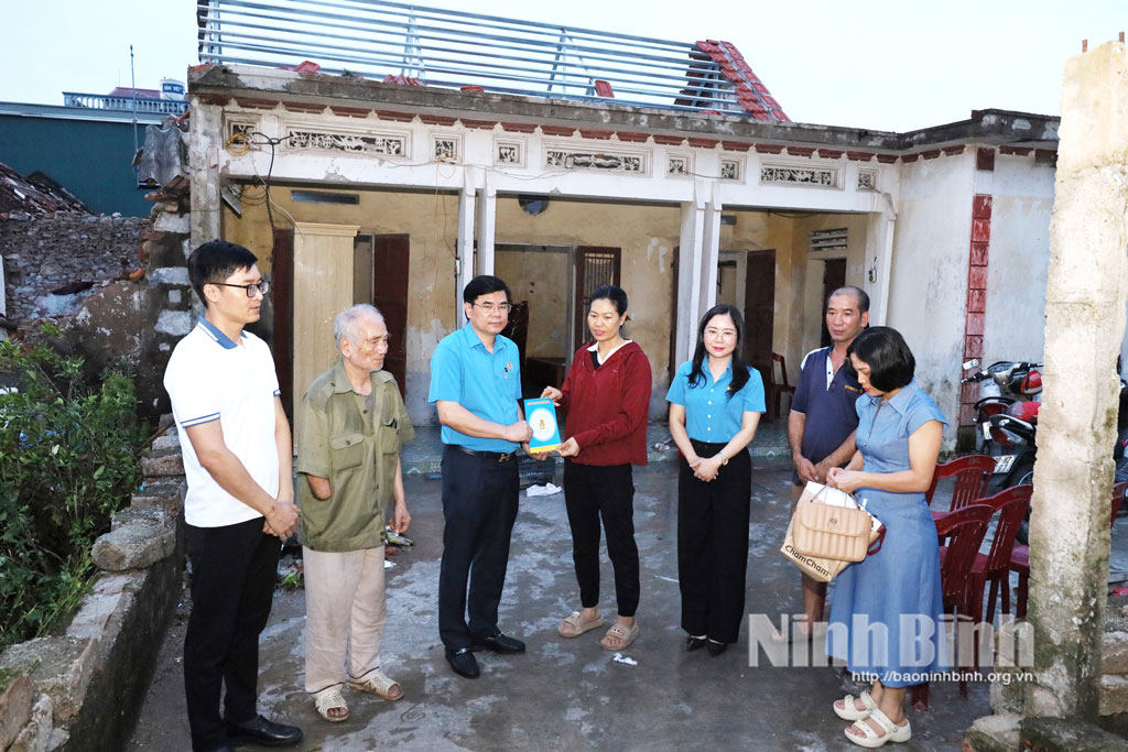 Đồng chí Nguyễn Hải Long, Tỉnh ủy viên, Phó Chủ tịch Ủy ban MTTQ Việt Nam tỉnh, Chủ tịch LĐLĐ tỉnh thăm hỏi, động viên và trao quà cho đoàn viên công đoàn Công ty TNHH Jy Plasteel Vina.