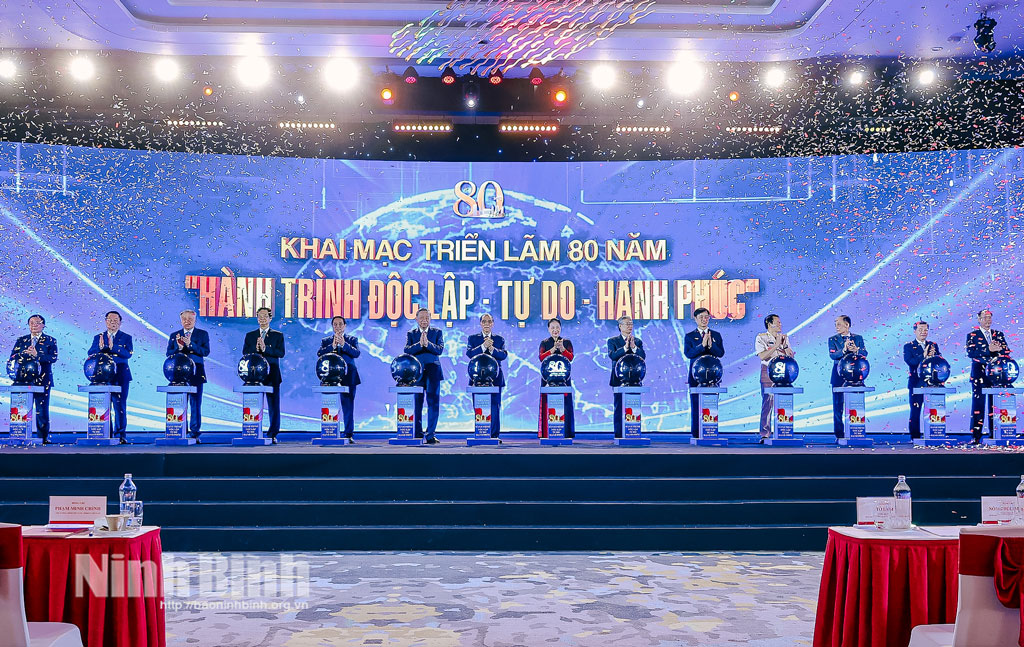 Các đồng chí Lãnh đạo, nguyên Lãnh đạo Đảng, Nhà nước thực hiện nghi thức Khai mạc Triển lãm 80 năm Hành trình Độc lập - Tự do - Hạnh phúc.