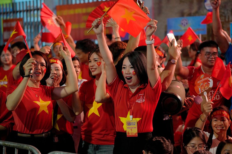 Tặng 100.000 đồng/người cho toàn dân ăn Tết Độc lập.