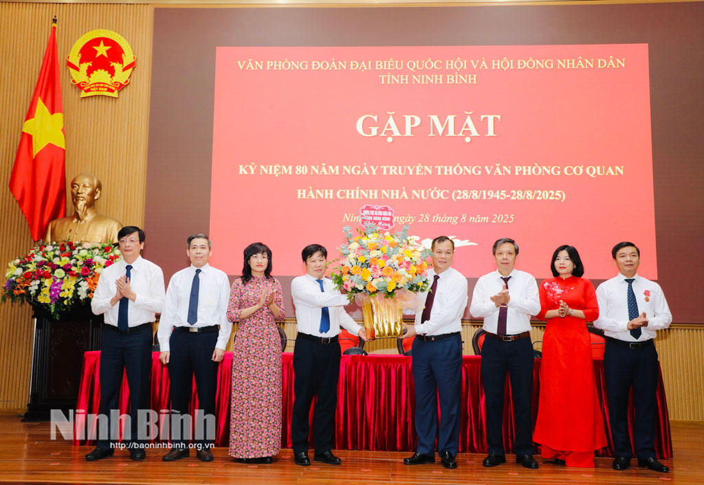 Đồng chí Lê Quốc Chỉnh, Phó Bí thư Tỉnh ủy, Chủ tịch HĐND tỉnh tặng hoa chúc mừng buổi gặp mặt Kỷ niệm 80 năm Ngày truyền thống Văn phòng Cơ quan hành chính Nhà nước (28/8/1945-28/8/2025).