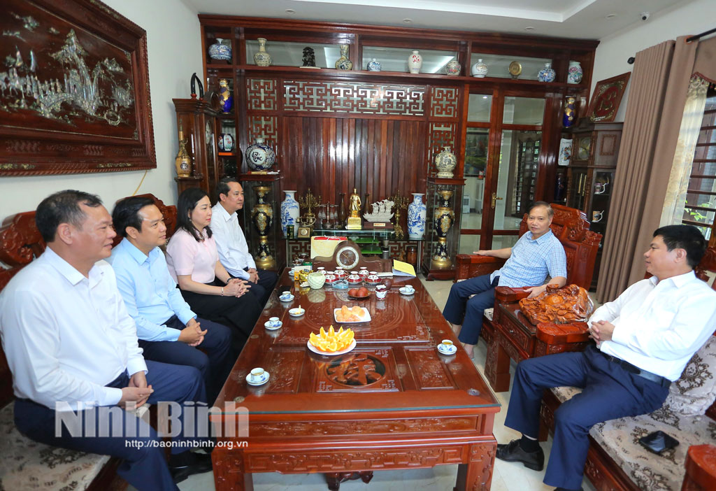 Các đồng chí lãnh đạo tỉnh thăm, tặng quà đồng chí Trần Hồng Quảng, nguyên Phó Bí thư Thường trực Tỉnh ủy, nguyên Chủ tịch HĐND tỉnh.