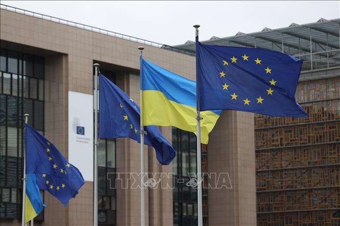 Cờ Liên minh châu Âu và cờ Ukraine tại trụ sở Ủy ban châu Âu ở Brussels, Bỉ. Ảnh: THX/TTXVN