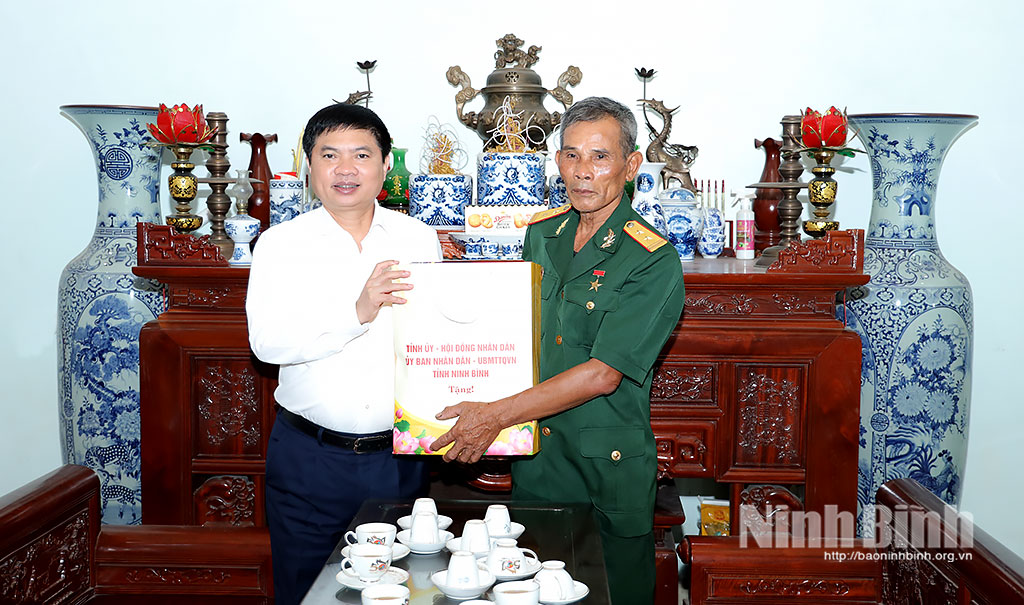 Đồng chí Trương Quốc Huy, Bí thư Tỉnh ủy, Trưởng Đoàn đại biểu Quốc hội tỉnh thăm, tặng quà Anh hùng lực lượng vũ trang Nhân dân Nguyễn Thiện Tỉnh, ở tổ dân phố số 2A, phường Phù Vân.