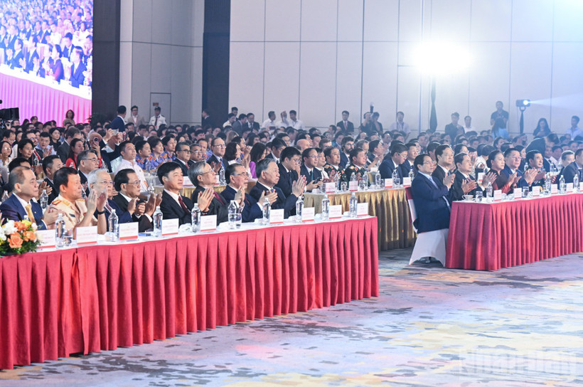 Tổng Bí thư Tô Lâm, Thủ tướng Phạm Minh Chính, Chủ tịch Quốc hội Trần Thanh Mẫn cùng các đồng chí Lãnh đạo, nguyên lãnh đạo Đảng, Nhà nước, lãnh đạo các ban, bộ, ngành, địa phương, các đại biểu tham dự Lễ khai mạc Triển lãm thành tựu đất nước. (Ảnh: Trần Hải)