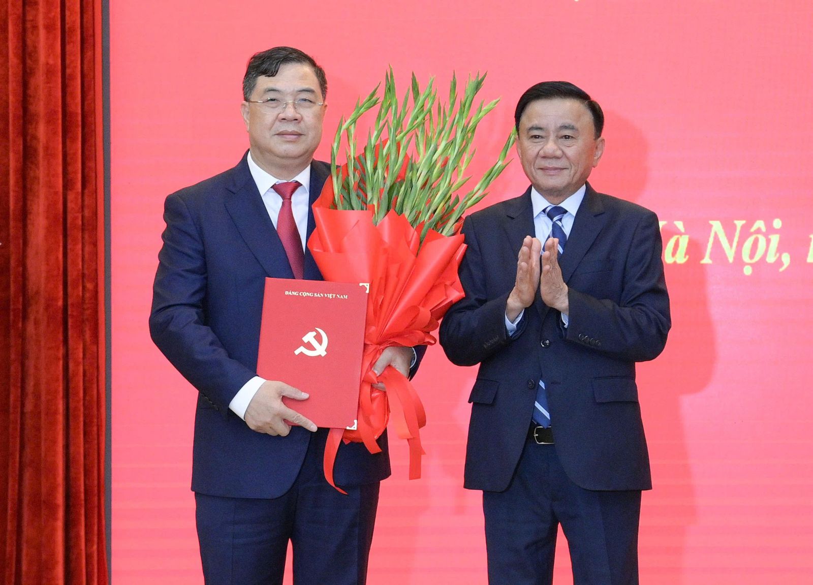 Thường trực Ban Bí thư Trần Cẩm Tú trao Quyết định và tặng hoa chúc mừng đồng chí Phạm Gia Túc.