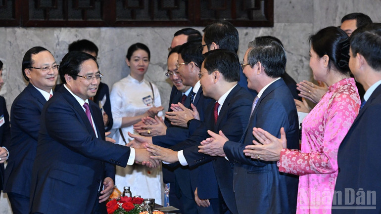 Thủ tướng Phạm Minh Chính với các đại biểu tham dự lễ kỷ niệm. (Ảnh: TRẦN HẢI)