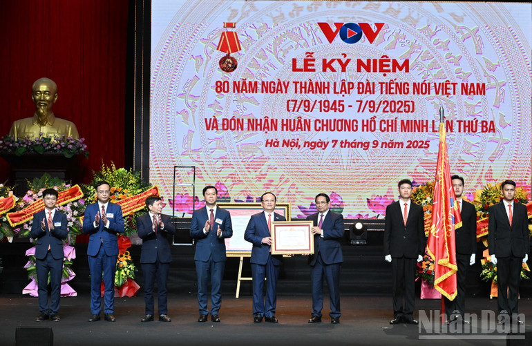 Thủ tướng Phạm Minh Chính trao Huân chương Hồ Chí Minh tặng Đài Tiếng nói Việt Nam. (Ảnh: TRẦN HẢI)