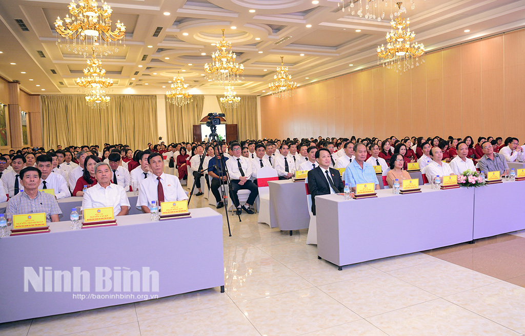 Các đại biểu dự buổi lễ.
