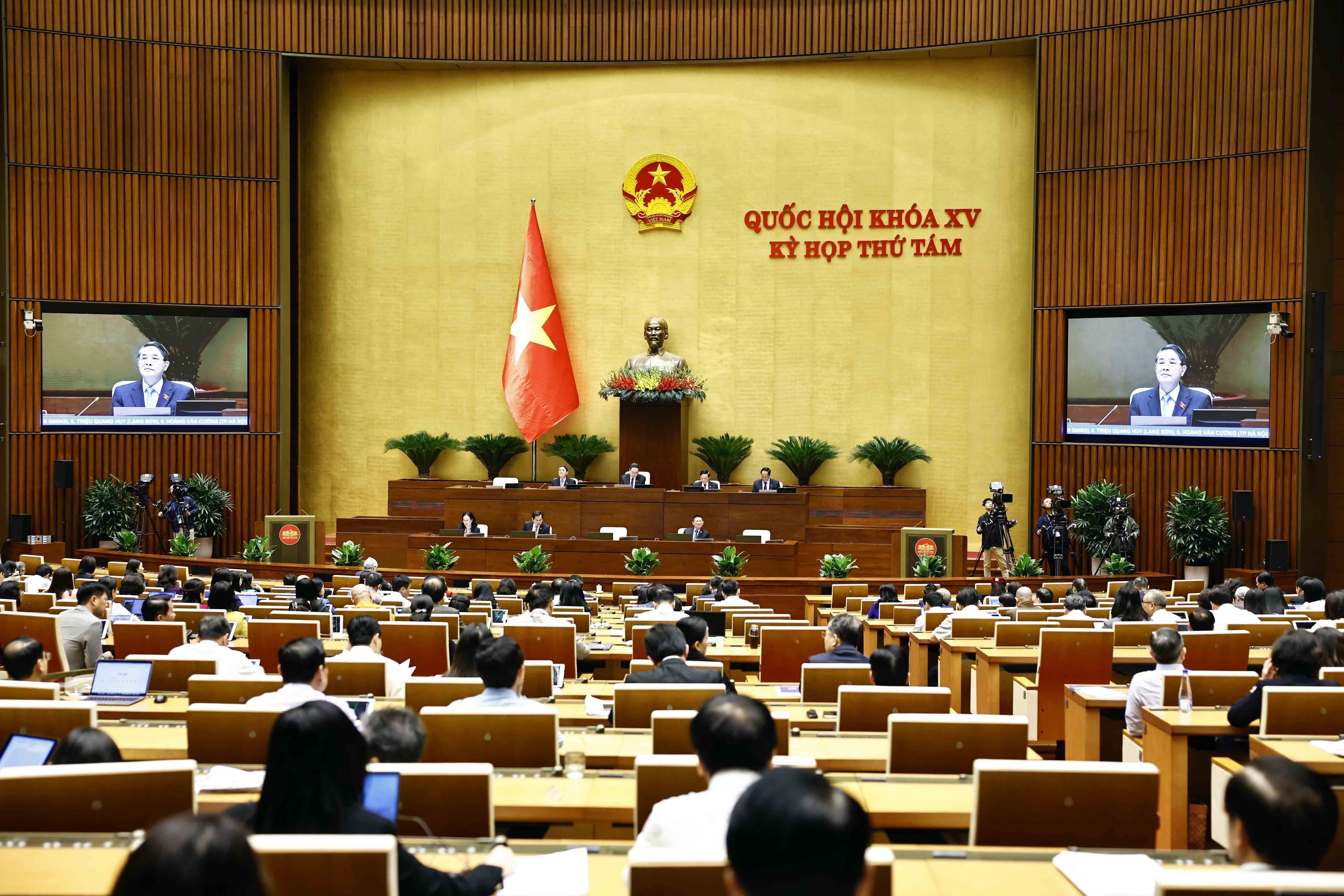 Legislators continue discussions at the hall on State budget-related issues on November 5. (Photo: VNA)
