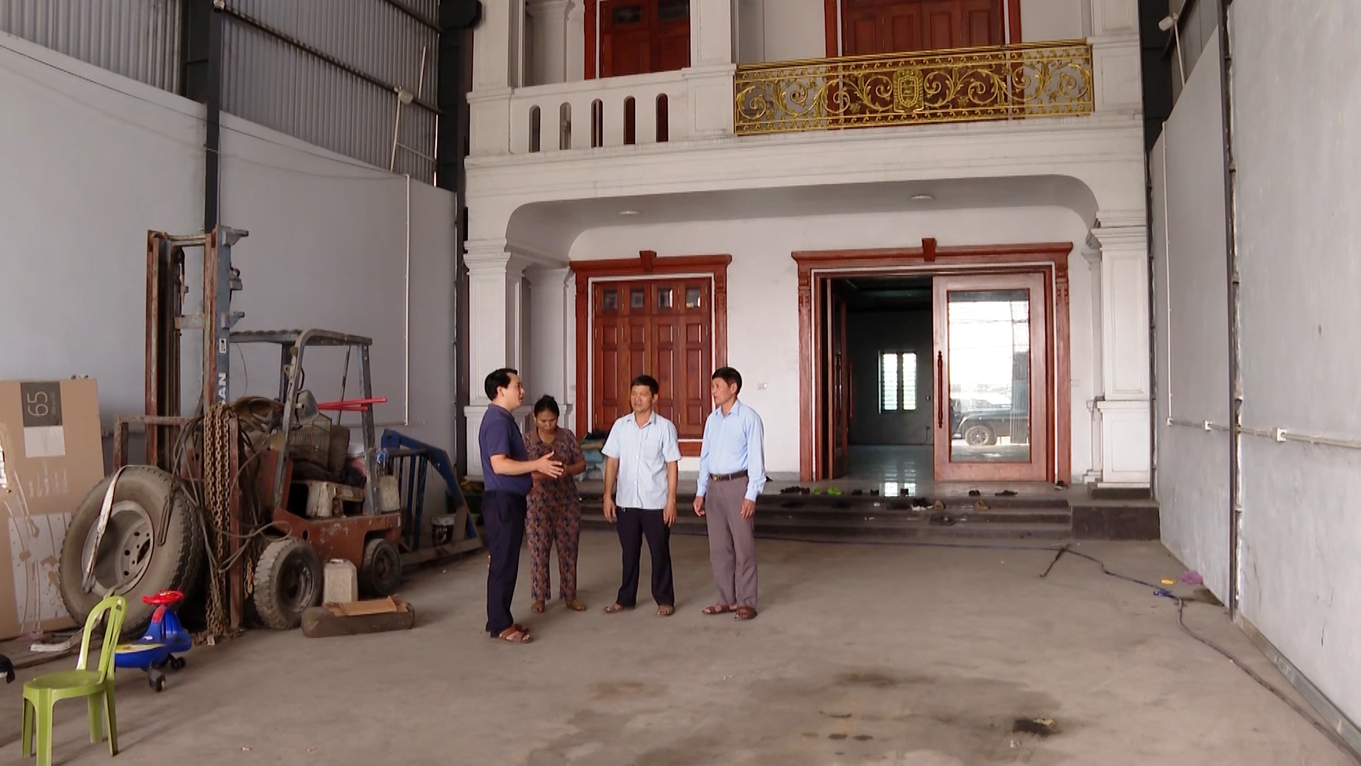 Affected household in Yen Mo district agrees to give cleared site for project.