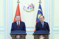 Vietnamese Party General Secretary To Lam (L) and Malaysian Prime Minister Anwar Ibrahim meet the press (Photo: VNA)
