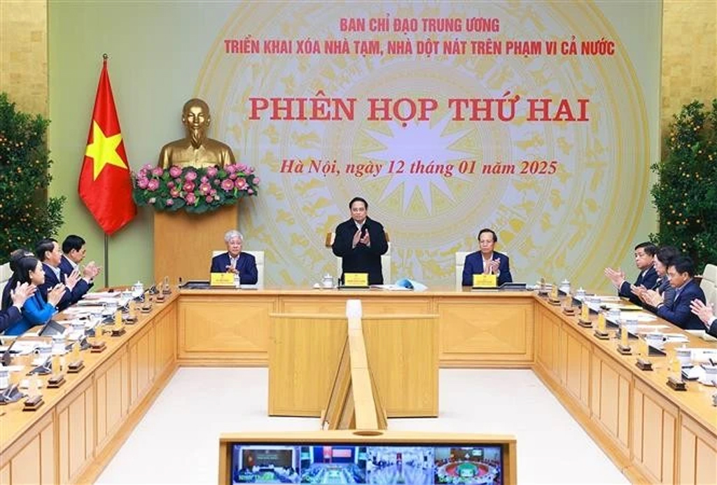 Prime Minister Pham Minh Chinh chairs the second meeting of the central steering committee for the eradication of temporary and dilapidated houses nationwide (Photo: VNA)