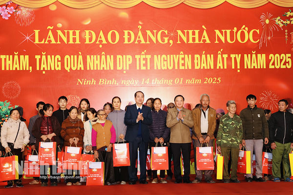 NA Vice Chairman presents Tet gifts to poor households, disadvantaged workers in Ninh Binh