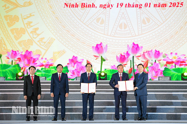 Solemn ceremony held to announce establishment of Hoa Lu city