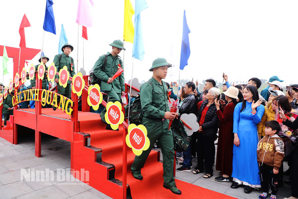 Over 1,500 young people in Ninh Binh set off for military and public security services