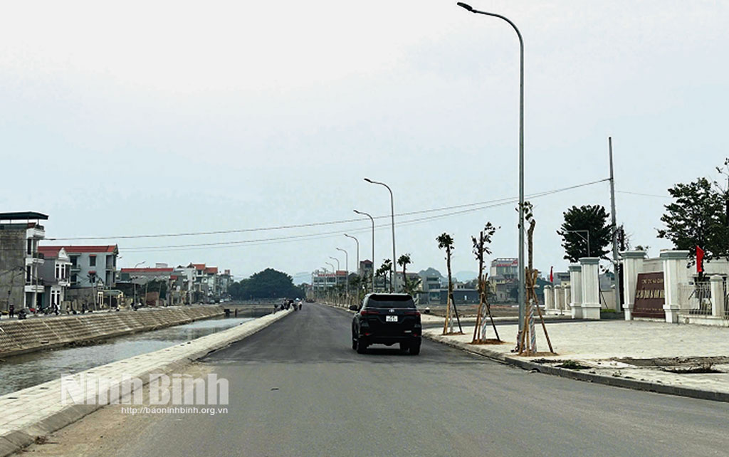 Construction at Van Hanh dyke and road (Hoa Lu city) is being sped up.