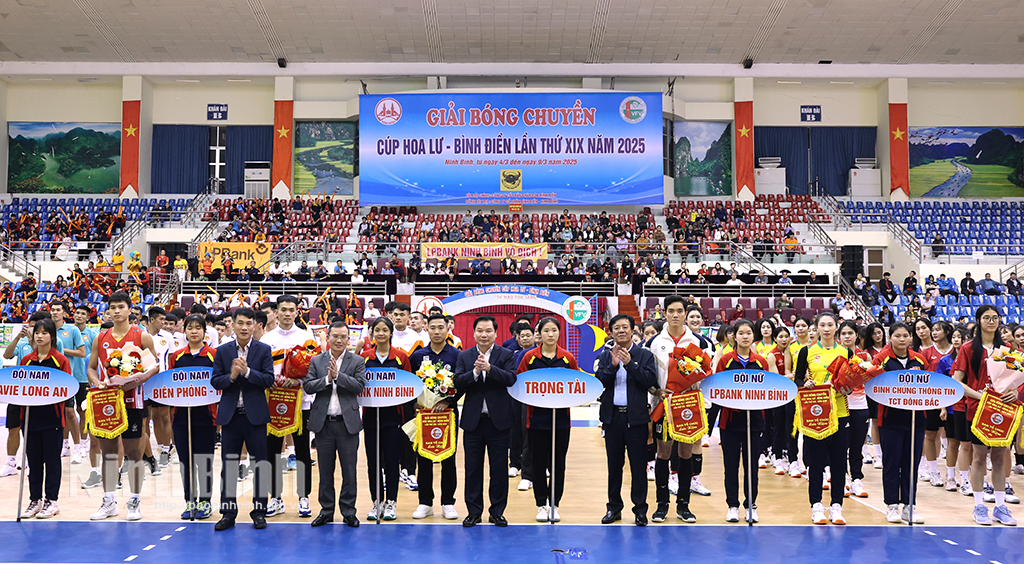 Organisation board presents flowers to participating teams.