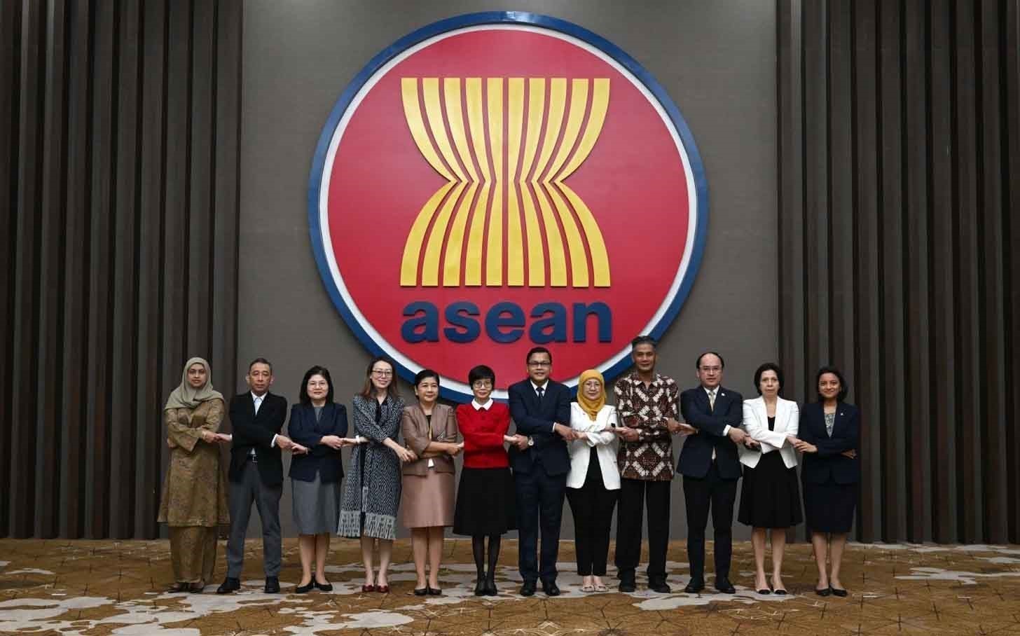 Participants pose for a group photo at the 75th Meeting of the Initiative for ASEAN Integration (IAI) Task Force in Jakarta, Indonesia, on March 5. (Photo: VNA)
