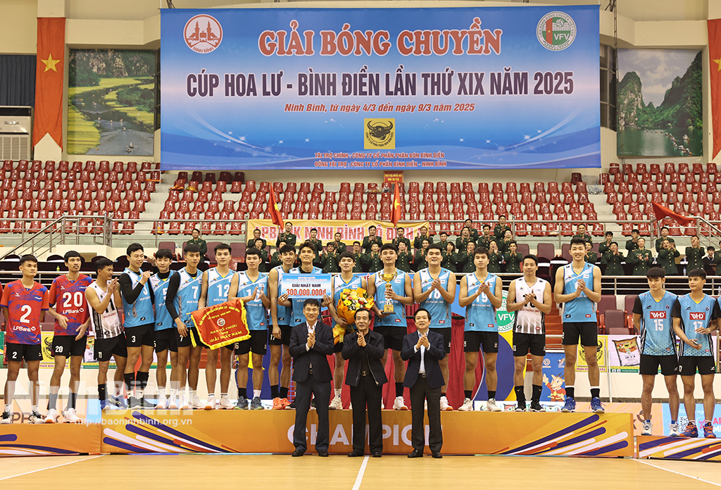 Leaders of the Border Guard, Ninh Binh province present first prize to the men's Bien Phong MB.