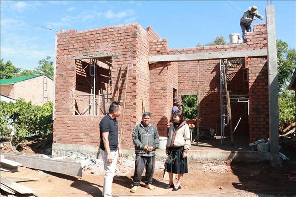 Local authorities inspect the progress of the construction of a house for family of Ksor, a poor household in Ia Hrung commune, Ia Grai district, Gia Lai province (Photo: VNA)
